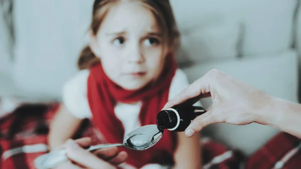 Bambina Con Freddo Seduto Sul Divano Sciarpa Rossa Sciroppo Medicinale — Foto Stock