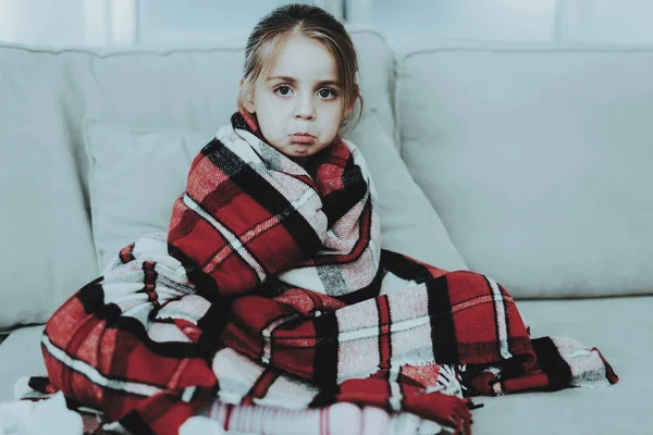 Маленькая Девочка Холодом Сидит Диване Одеяле Больная Молодая Девушка Белый — стоковое фото