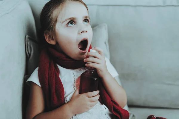 Маленькая Девочка Красном Шарфе Помощью Спрея Больная Молодая Девушка Белый — стоковое фото