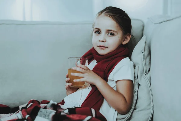 Niña Con Bufanda Sofá Bebiendo Medicinas Jovencita Enferma Sofá Blanco — Foto de Stock