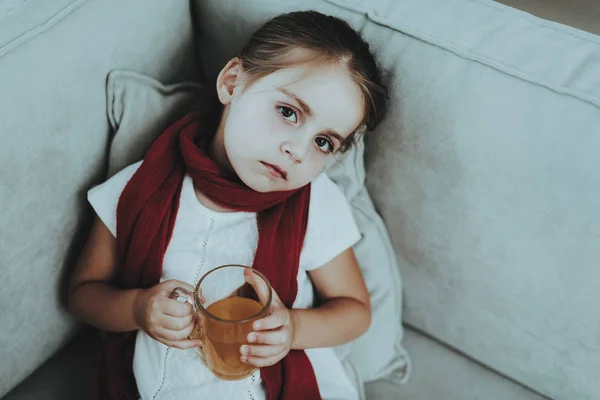 Κοριτσάκι Μαντήλι Στον Καναπέ Πίνοντας Φάρμακα Άρρωστο Κορίτσι Λευκό Καναπέ — Φωτογραφία Αρχείου