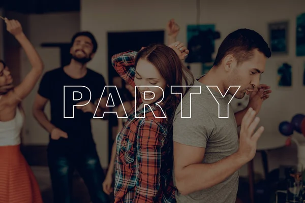 Amigos Felices Juntos Hombre Baila Con Mujer Feliz Cumpleaños Celebración — Foto de Stock