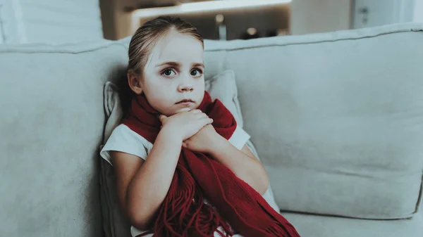 Маленькая Девочка Холодным Сидением Диване Красном Шарфе Больная Молодая Девушка — стоковое фото