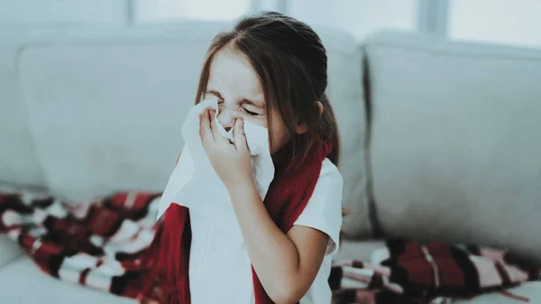 Gadis Kecil Dengan Cold Sitting Sofa Dengan Selendang Merah Gadis — Stok Foto