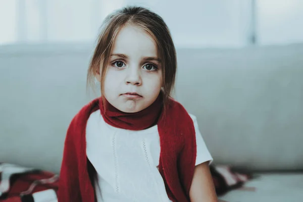 Niña Con Frío Sentado Sofá Bufanda Roja Jovencita Enferma Sofá — Foto de Stock