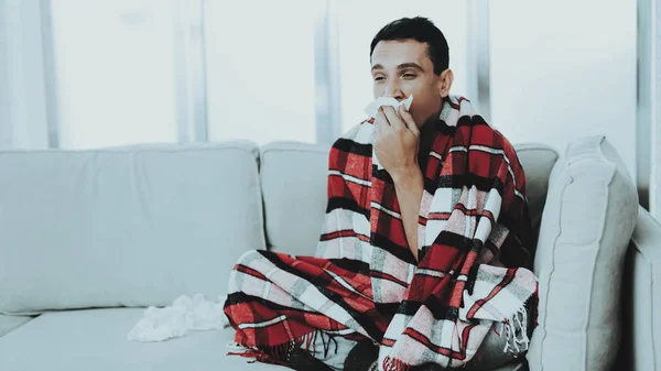 Homem Com Frio Sentado Sofá Cobertor Xadrez Homem Casa Jovem — Fotografia de Stock