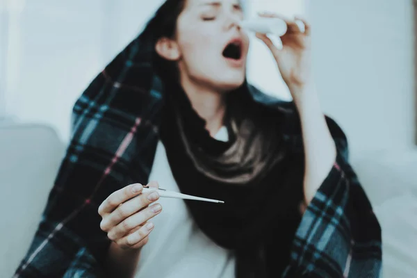 Femme Bouleversée Avec Froid Sur Canapé Dans Écharpe Maison Jeune — Photo