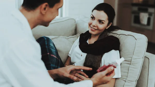 Doctor Bezoeken Zieken Jonge Vrouw Sjaal Thuis Ziek Meisje Witte — Stockfoto