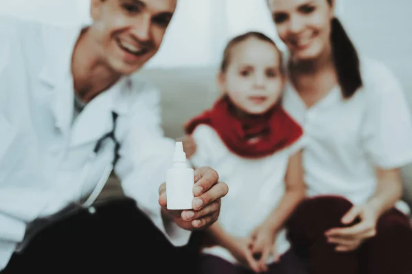 Doktor Návštěvě Červeným Šátkem Zimou Holčička Nemocná Dívka Bílá Pohovka — Stock fotografie