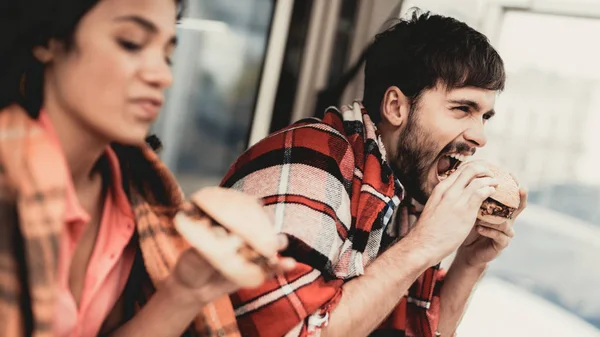 Young Couple Checkered Plaids Eating Burgers Street Food Concept Food — Stock Photo, Image