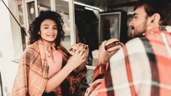 Casal Jovem Xadrez Xadrez Comendo Hambúrgueres Conceito Comida Rua Comida — Fotografia de Stock