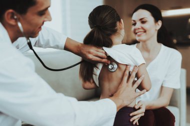 Soğuk ile kırmızı fularlı küçük kız ziyaret Doktor. Genç kız hasta. Oda beyaz kanepe. Doktor üniformalı. Hastalık kavramı. Sağlık ve sağlıklı yaşam konsepti. Anne ile kızı.