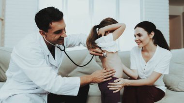 Soğuk ile kırmızı fularlı küçük kız ziyaret Doktor. Genç kız hasta. Oda beyaz kanepe. Doktor üniformalı. Hastalık kavramı. Sağlık ve sağlıklı yaşam konsepti. Anne ile kızı.
