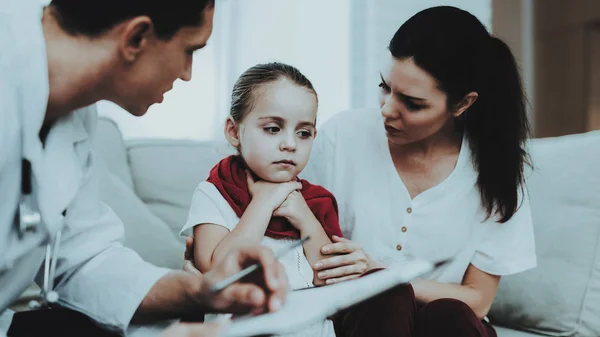 Dottore Visita Bambina Sciarpa Rossa Con Freddo Ragazza Malata Divano — Foto Stock