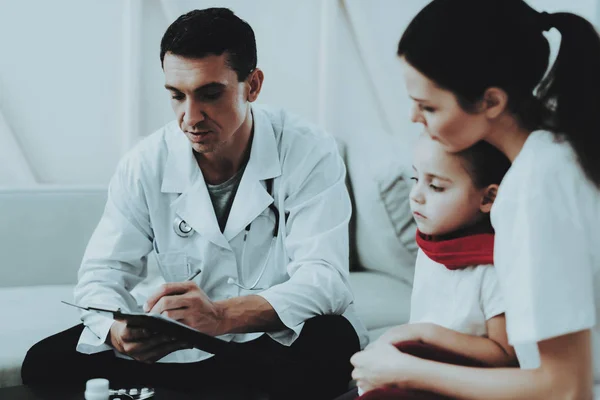 Doctor Visitando Niñita Bufanda Roja Con Frío Jovencita Enferma Sofá —  Fotos de Stock