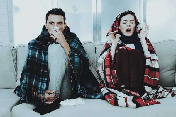 Sick Couple Sitting Sofa Checkered Blankets Man Home Sick Young — Stock Photo, Image