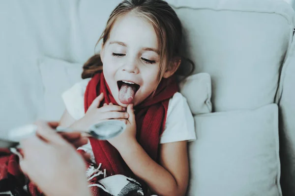 Niña Con Frío Sentado Sofá Bufanda Roja Jarabe Medicinal Jovencita — Foto de Stock