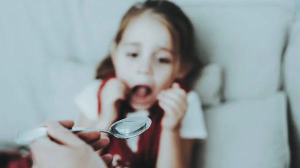 Malá Holčička Studenou Sedí Pohovce Červeným Šátkem Léčivý Sirup Nemocná — Stock fotografie