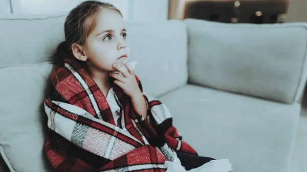 Niña Con Frío Sentada Sofá Con Manta Jovencita Enferma Sofá — Foto de Stock