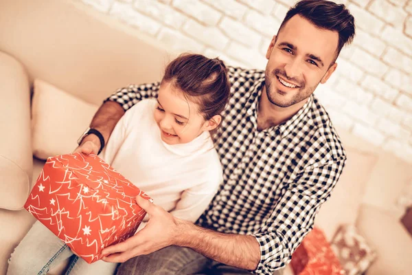 Padre Hija Sofá Pasar Tiempo Juntos Día Del Padre Man — Foto de Stock