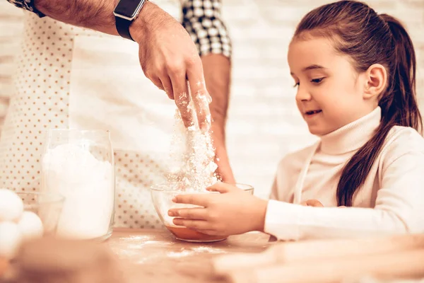 Μαγειρεύουν Τρόφιμα Στο Σπίτι Ευτυχισμένη Οικογένεια Ημέρα Του Πατέρα Κορίτσι — Φωτογραφία Αρχείου
