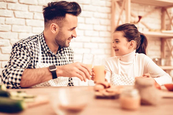 Laga Mat Hemma Far Feeds Dotter Häll Saften Ett Glas — Stockfoto