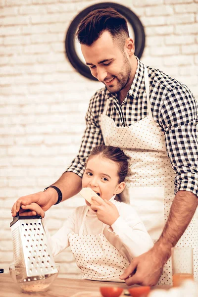 Μαγειρεύουν Τρόφιμα Στο Σπίτι Ευτυχισμένη Οικογένεια Ημέρα Του Πατέρα Κορίτσι — Φωτογραφία Αρχείου