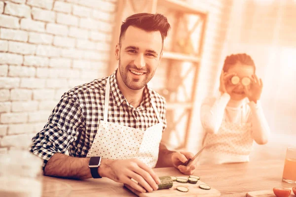 Laga Mat Hemma Lycklig Familj Fars Dag Flicka Och Man — Stockfoto