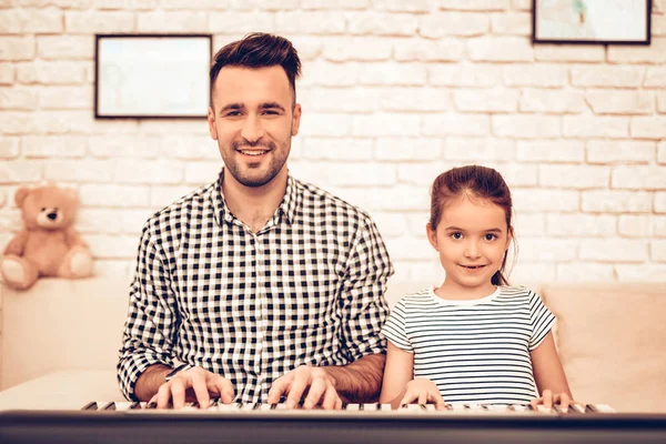Man Girl Toca Piano Tocando Piano Juntos Piano Guitarra Padre — Foto de Stock