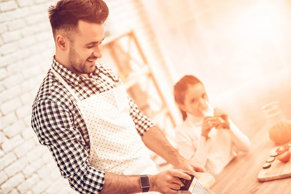 Kook Eten Thuis Gelukkige Familie Father Day Meisje Man Cook — Stockfoto