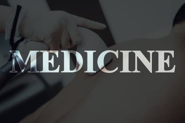 Genç adam güzellik salonuna geldi. Epilasyon tıp. Tedavi geri. Koruyucu gözlük. Sağlıklı bir yaşam tarzı. Modern Spa salonu. Vücut Temizleme. Epilasyon. Çıplak hasta. Yakışıklı adam.