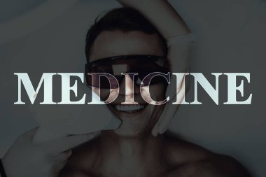 Güzellik Salonu genç adam. Epilasyon tıp. Epilasyon. Kanepede döşenmesi. Yordamı için hazırlanıyor. Modern Spa salonu. Temizlik vücut göğüs. Çıplak hasta. Koruyucu gözlük.