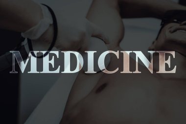 Güzellik Salonu genç adam. Epilasyon tıp. Epilasyon. Kanepede döşenmesi. Yordamı için hazırlanıyor. Modern Spa salonu. Vücut Temizleme. Çıplak gülümseyen hasta. Koruyucu gözlük.