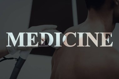 Genç adam güzellik salonuna geldi. Epilasyon tıp. Tedavi geri. Koruyucu gözlük. Sağlıklı bir yaşam tarzı. Modern Spa salonu. Vücut Temizleme. Epilasyon. Çıplak hasta. Yakışıklı adam.