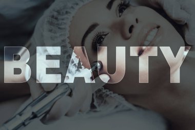 Genç kadın güzellik salonuna geldi. Epilasyon. Kanepede döşenmesi. Yordamı için hazırlanıyor. Modern Spa salonu. Yüz Temizleme. Kozmetik bölümü. Hijyen denetimi. Hasta gülümseyen.