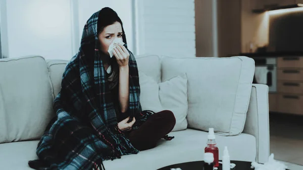Kadın Soğuk Fularlı Evde Kanepede Ile Hasta Genç Kadın Oda — Stok fotoğraf