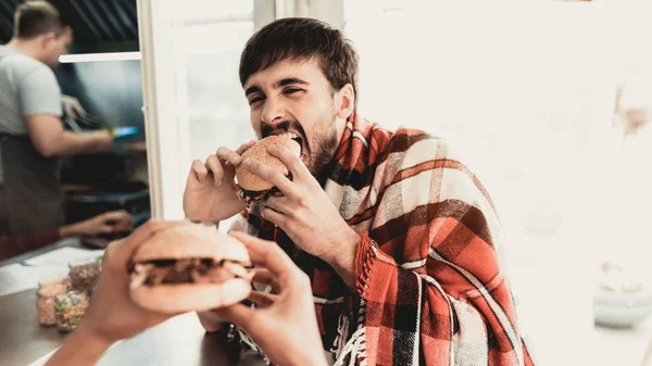 Jong Koppel Geruite Plaids Hamburgers Eten Street Food Concept Voedsel — Stockfoto