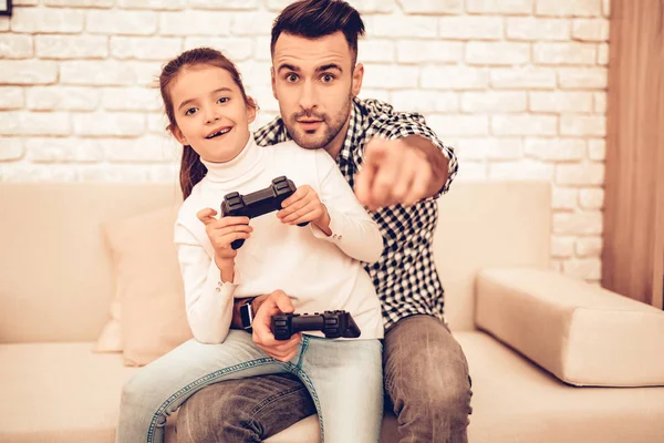 Joystick Mano Padre Figlia Passare Del Tempo Insieme Alla Festa — Foto Stock