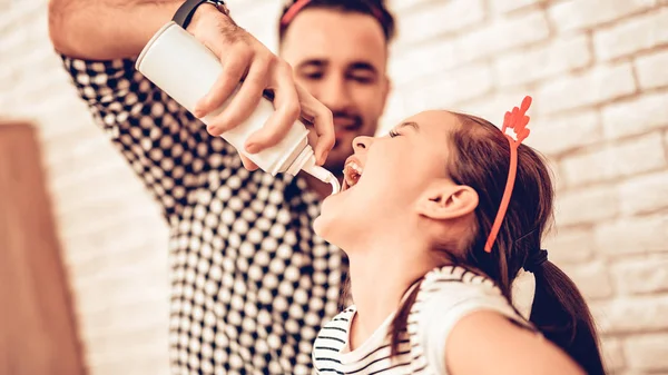 Vader Dochter Bank Tijd Samen Doorbrengen Father Day Witte Interieur — Stockfoto