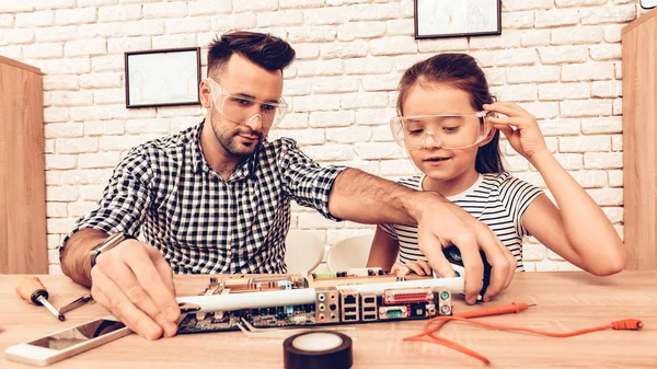 Man Girl Tool Father Daughter Sofa Spend Time Together Father — Stock Photo, Image