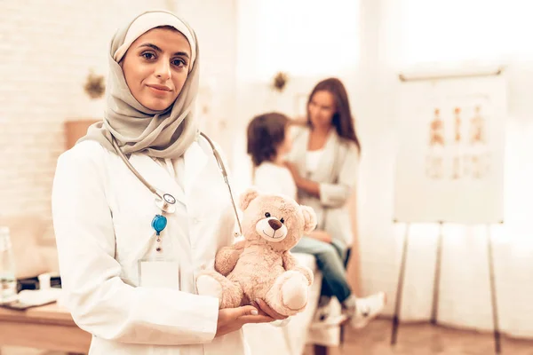 Porträt Eines Lächelnden Arabischen Kinderarztes Selbstbewusste Muslimische Ärztin Mit Bären — Stockfoto