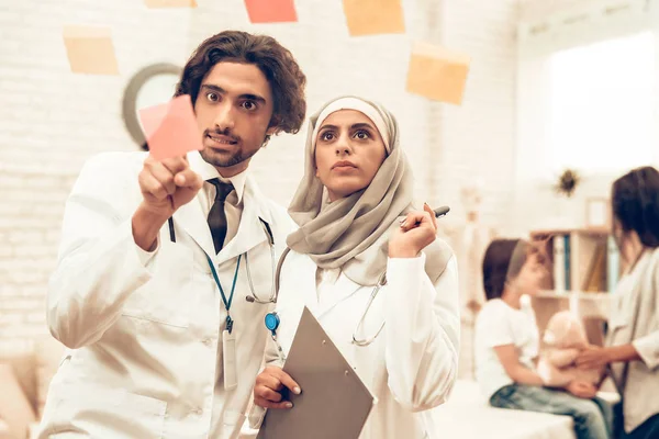 Orvosi Konzultáció Arab Gyermekorvosok Orvosok Muzulmán Orvosok Intelligens Eszközzel Hivatalban — Stock Fotó