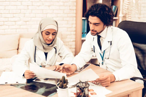 Orvosi Konzultáció Arab Gyermekorvosok Orvosok Muzulmán Orvosok Miután Konzultáció Hivatalban — Stock Fotó