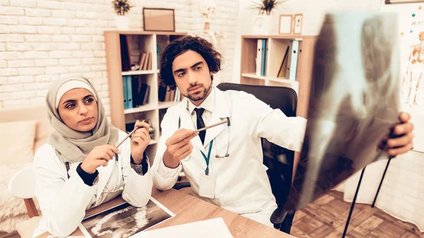 Arabic Doctors Having Consultation Ray Film Inglés Médicos Musulmanes Consultando —  Fotos de Stock