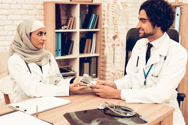 Arab Orvosok Számít Pénz Munka Után Fizetésnap Muzulmán Orvosok Hivatal — Stock Fotó