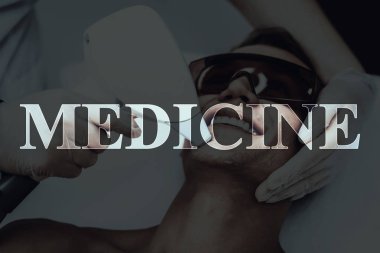 Güzellik Salonu genç adam. Epilasyon tıp. Epilasyon. Kanepede döşenmesi. Yordamı için hazırlanıyor. Modern Spa salonu. Temizlik vücut göğüs. Çıplak hasta. Koruyucu gözlük.