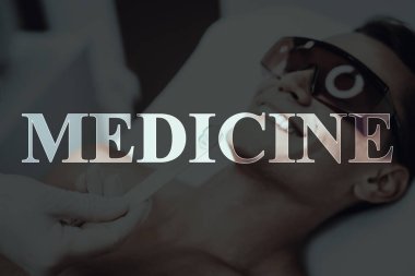 Genç adam güzellik salonuna geldi. Tıp masaj. Kanepede döşenmesi. Yordamı için hazırlanıyor. Modern Spa salonu. Vücut Temizleme. Çıplak gülümseyen hasta. Koruyucu gözlük. Epilasyon jeli.