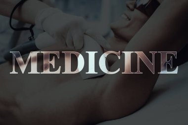 Güzellik Salonu genç adam. Epilasyon tıp. Epilasyon. Kanepede döşenmesi. Yordamı için hazırlanıyor. Modern Spa salonu. Vücut Temizleme. Çıplak gülümseyen hasta. Koruyucu gözlük.