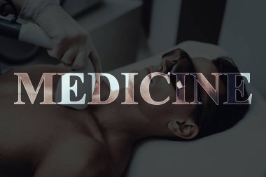 Güzellik Salonu genç adam. Epilasyon tıp. Epilasyon. Kanepede döşenmesi. Yordamı için hazırlanıyor. Modern Spa salonu. Temizlik vücut göğüs. Çıplak hasta. Koruyucu gözlük.