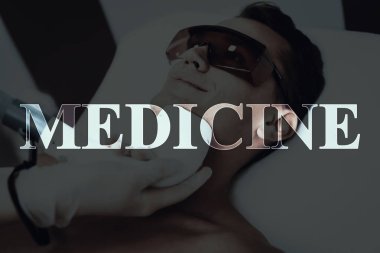 Güzellik Salonu genç adam. Epilasyon tıp. Epilasyon. Kanepede döşenmesi. Yordamı için hazırlanıyor. Modern Spa salonu. Temizlik vücut göğüs. Çıplak hasta. Koruyucu gözlük.